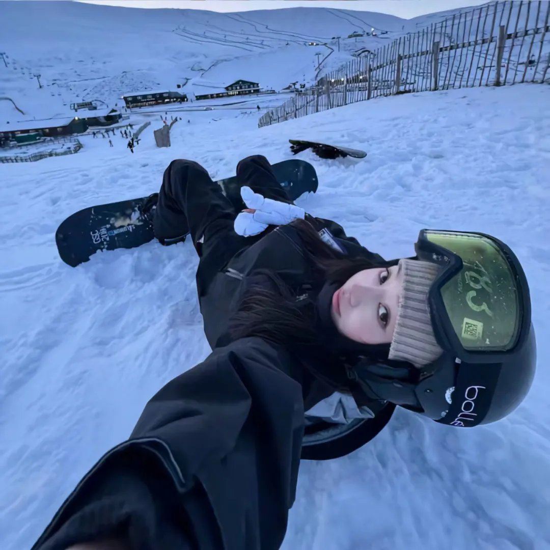 《某影后片场摔剧本罢演，导演当场摔对讲机》配图