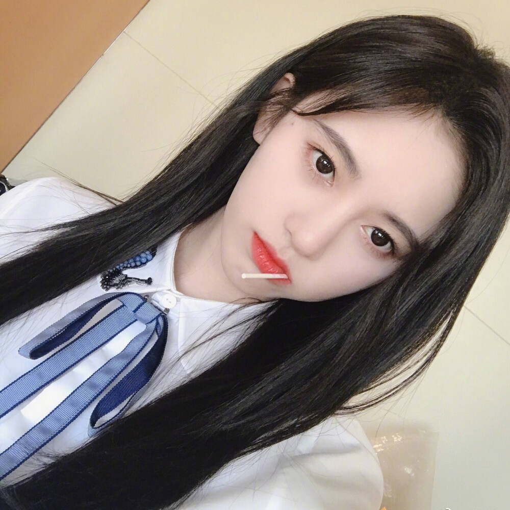 《某女星红毯造型翻车，被嘲像穿窗帘布》配图